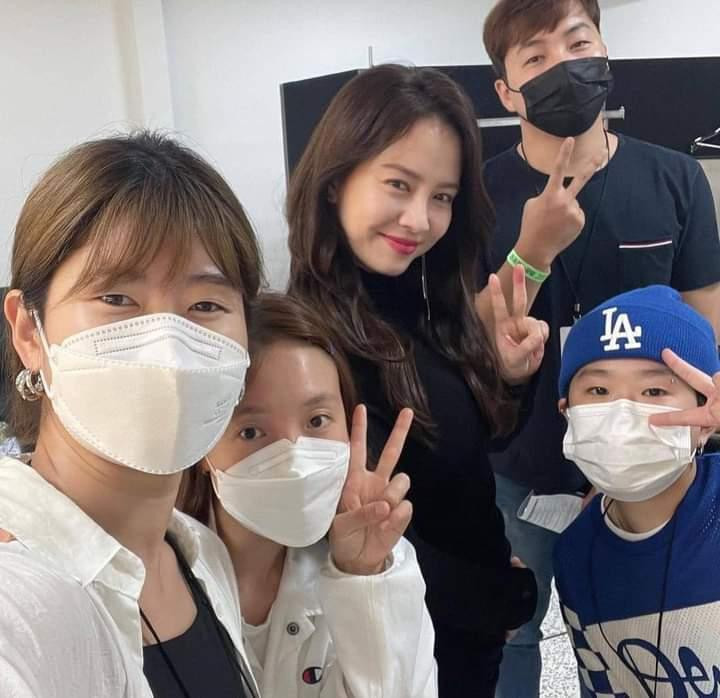 Visual nơi hậu trường của Ji Hyo cũng khiến fan "choáng váng" vì quá xinh đẹp. Visual nơi hậu trường của Ji Hyo cũng khiến fan "choáng váng" vì quá xinh đẹp.