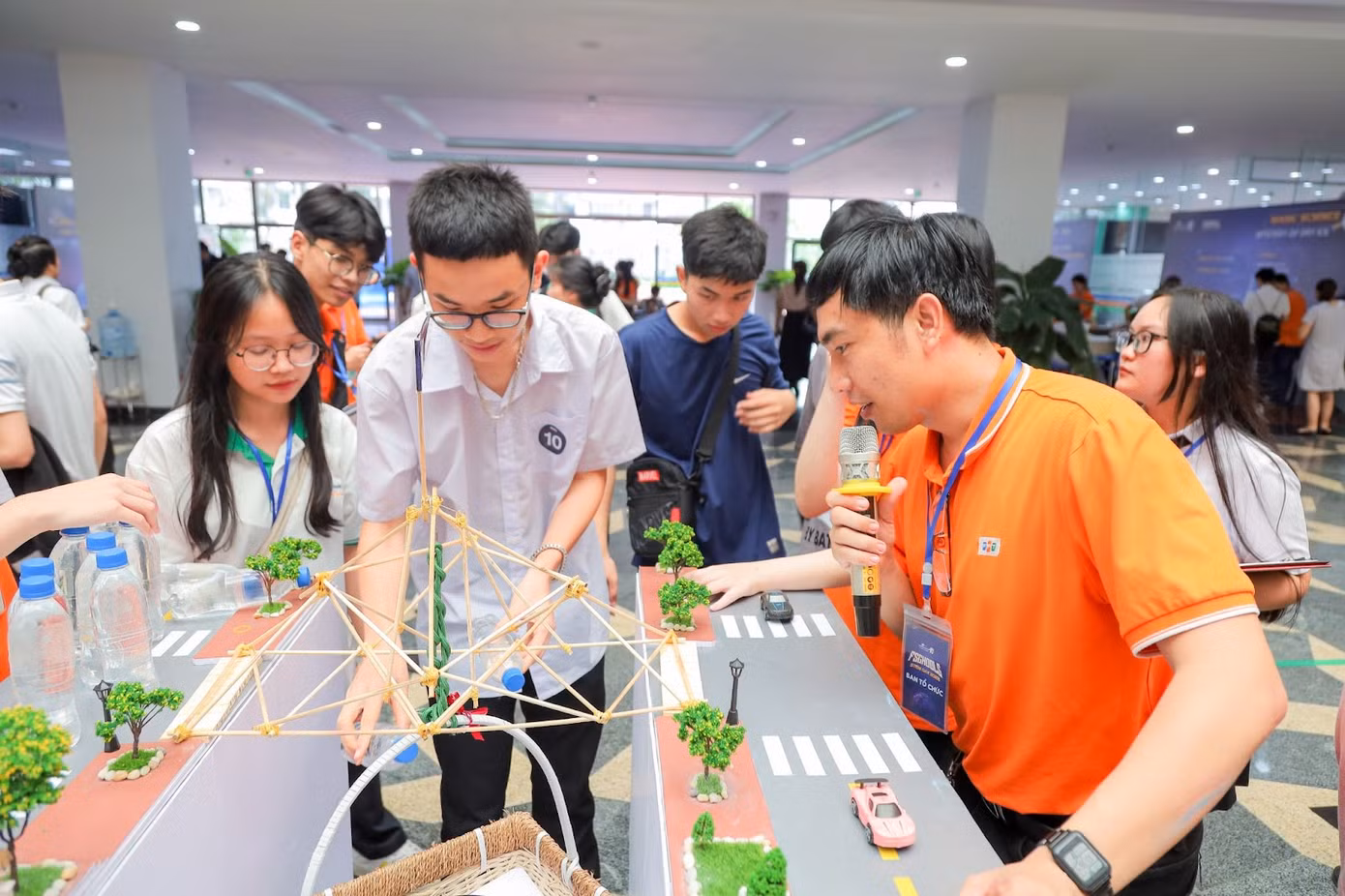 Học sinh có cơ hội tham gia hàng loạt trải nghiệm thú vị tại ngày hội