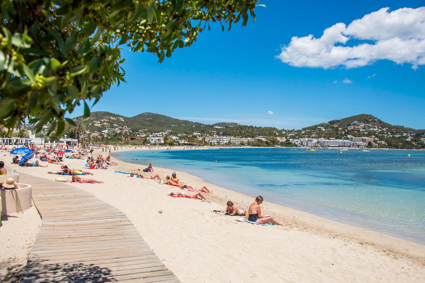 Nằm ở phía Bắc của thị trấn Ibiza, Talamanca có bãi biển dài và rộng, cát trắng mịn và những ngọn đồi nhỏ phủ đầy thông. - Ảnh: White Ibiza