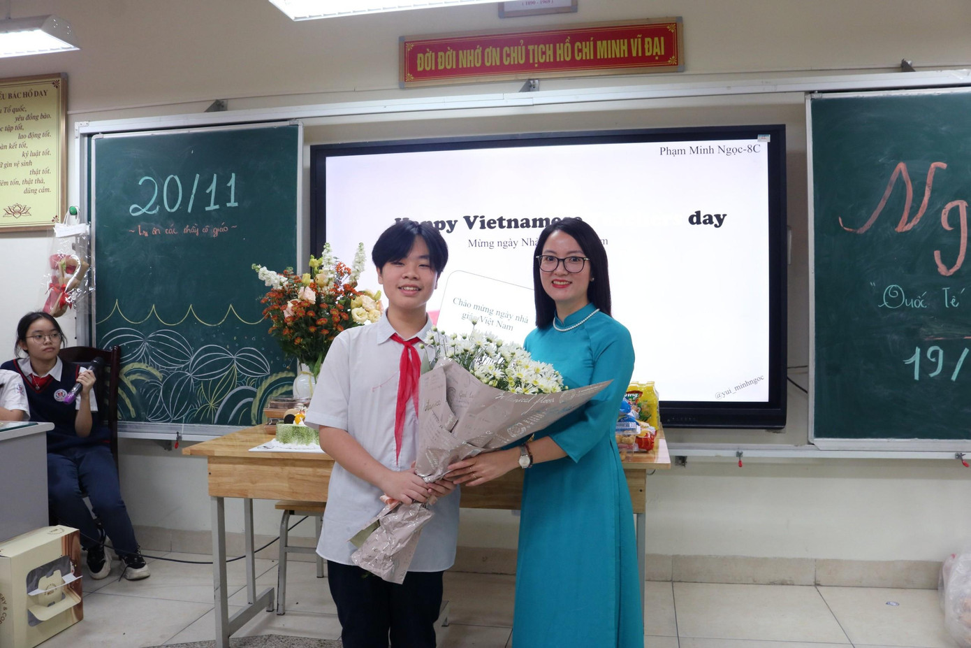 Cậu bạn Phạm Bảo đại diện lớp gửi lời cảm ơn tới cô Trần Thị Huệ...