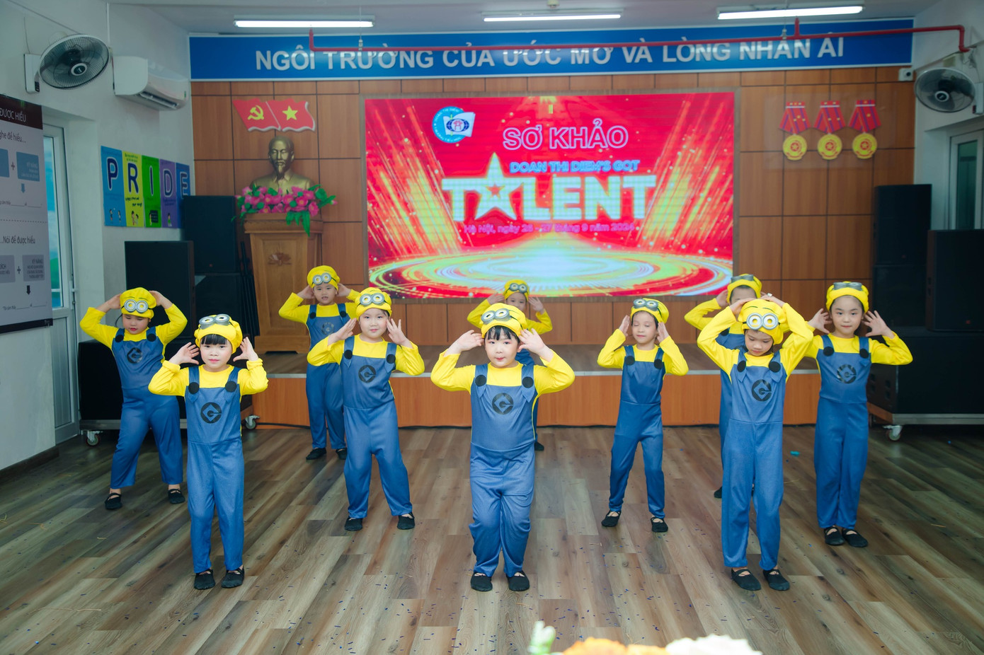 Phụ huynh và thầy cô hỗ trợ hết mình cho khoản đầu tư sân khấu, phục trang cho các bạn nhỏ. Phụ huynh và thầy cô hỗ trợ hết mình cho khoản đầu tư sân khấu, phục trang cho các bạn nhỏ.