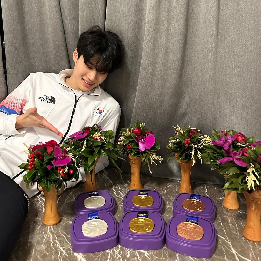 Hwang Sun Woo trùng tên đệm, lại là vận động viên bơi lội, ngoại hình cũng cao lớn, điển trai nên được nhiều cư dân mạng gọi là "phiên bản sống" ở dòng thời gian không bị chấn thương của Ryu Sun Jae.