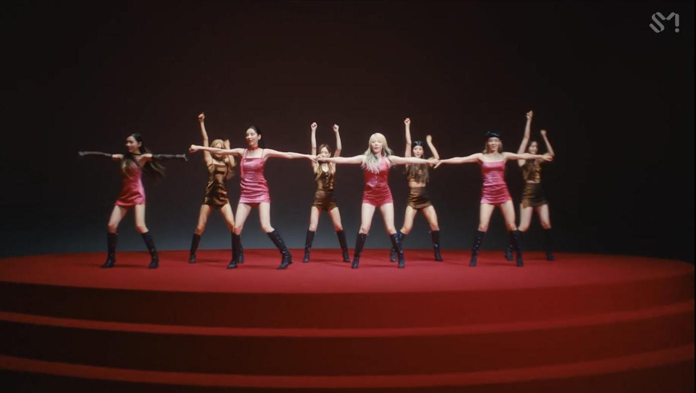 Vũ đạo đồng đều ấn tượng của SNSD trong MV FOREVER 1. Vũ đạo đồng đều ấn tượng của SNSD trong MV FOREVER 1.