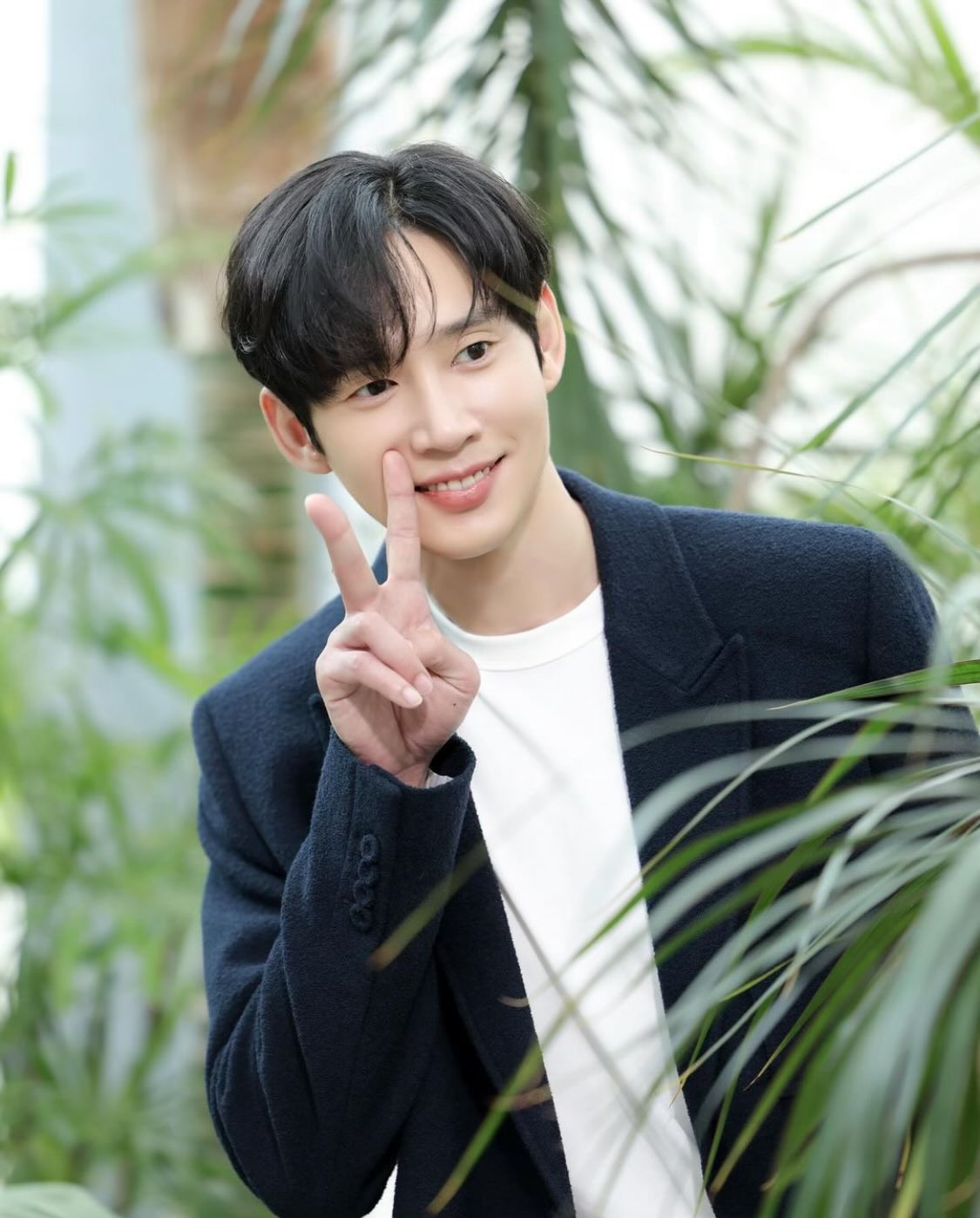 Thời điểm mới tham gia diễn kịch đầy khó khăn, Park Sung Hoon được anh rể cho tiền tiêu vặt. Và hiện tại khi đã được nhiều người biết đến hơn, anh cũng làm điều tương tự, đối đãi tốt với họ như một sự biết ơn và cảm thấy hạnh phúc.