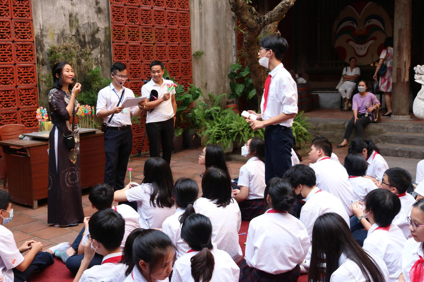 Phần đố vui có thưởng được học sinh THCS Nguyễn Du hưởng ứng nhiệt liệt.