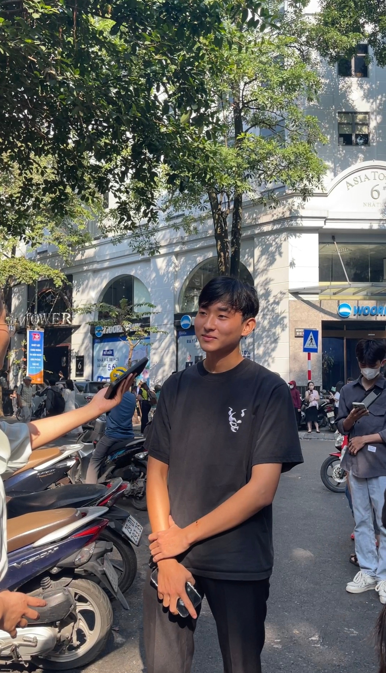 Bạn Tân cho biết hôm nay dù cuối tuần nhưng dậy rất sớm để đến phố đi bộ từ 7 rưỡi sáng. Bạn Tân cho biết hôm nay dù cuối tuần nhưng dậy rất sớm để đến phố đi bộ từ 7 rưỡi sáng.