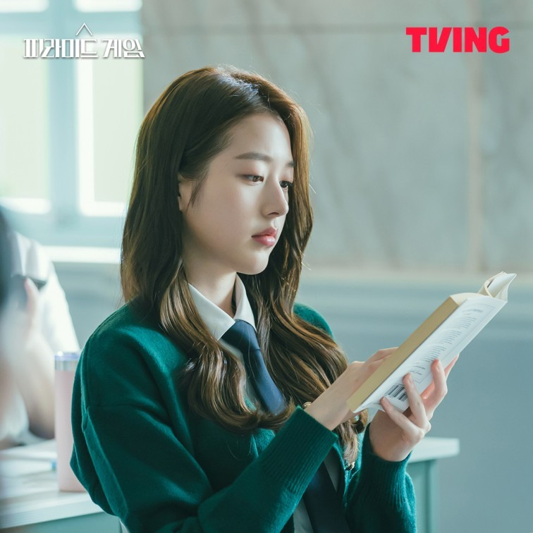 Baek Ha Rin tưởng hiền lành, lương thiện nhưng lại là kẻ mang suy nghĩ méo mó, khó đoán.