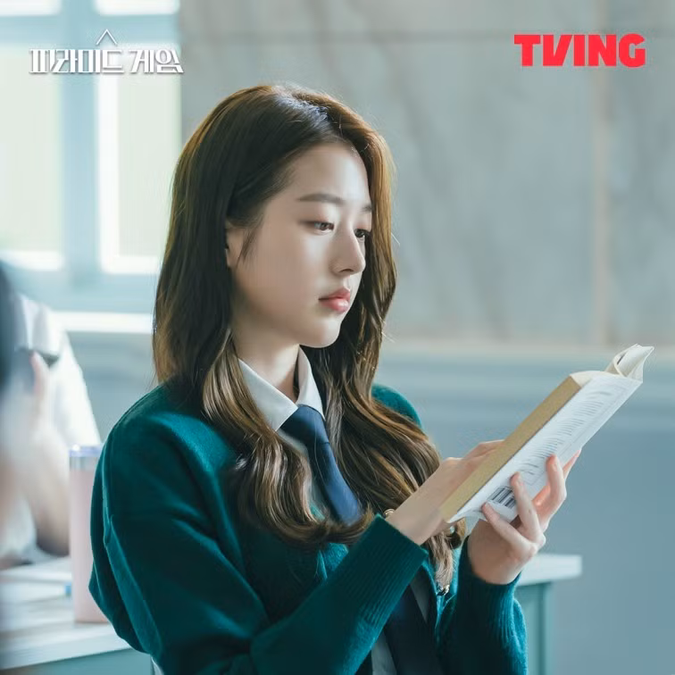 Baek Ha Rin tưởng hiền lành, lương thiện nhưng lại là kẻ mang suy nghĩ méo mó, khó đoán. Baek Ha Rin tưởng hiền lành, lương thiện nhưng lại là kẻ mang suy nghĩ méo mó, khó đoán.