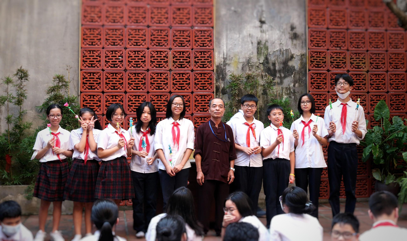 Phần thưởng cho người trả lời câu hỏi đúng và Top 3 nặn tò he đẹp nhất là những chiếc tò he "xịn xò" do nghệ nhân làm ra.