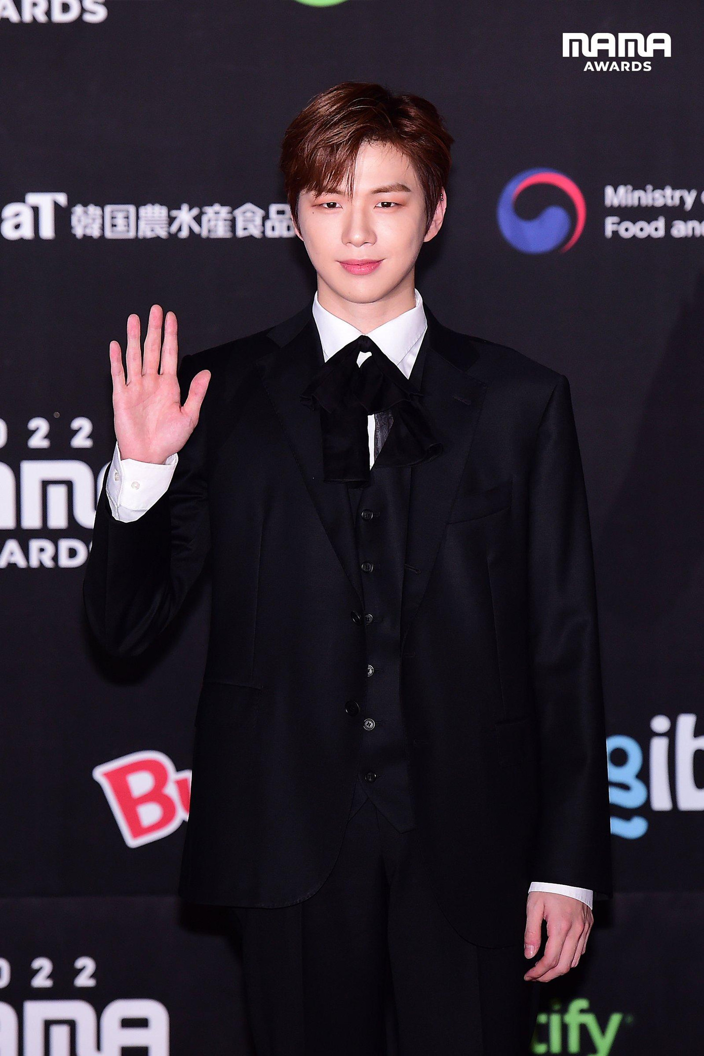 Kang Daniel lịch lãm trong suit đen. Kang Daniel lịch lãm trong suit đen.