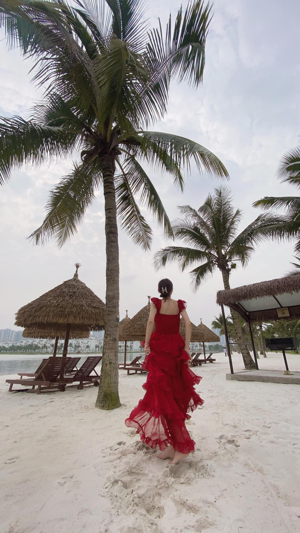 Thay vì bể bơi truyền thống, bãi biển nhân tạo thuộc Vinhomes Ocean Park cũng là địa điểm lý tưởng "trốn nắng" của Gen Z. - Ảnh: Ly Trần Thay vì bể bơi truyền thống, bãi biển nhân tạo thuộc Vinhomes Ocean Park cũng là địa điểm lý tưởng "trốn nắng" của Gen Z. - Ảnh: Ly Trần