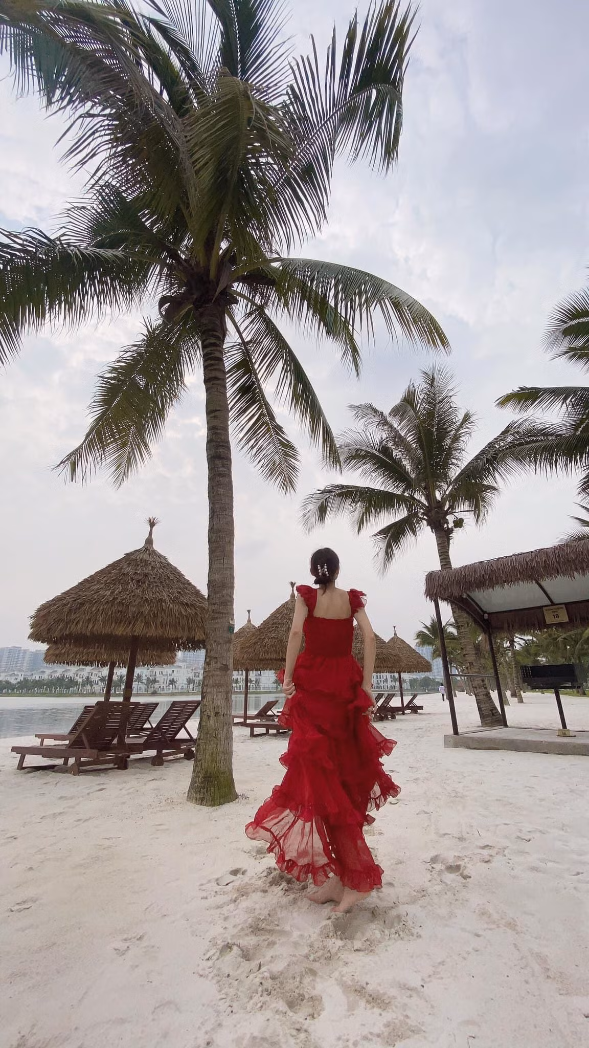 Thay vì bể bơi truyền thống, bãi biển nhân tạo thuộc Vinhomes Ocean Park cũng là địa điểm lý tưởng "trốn nắng" của Gen Z. - Ảnh: Ly Trần