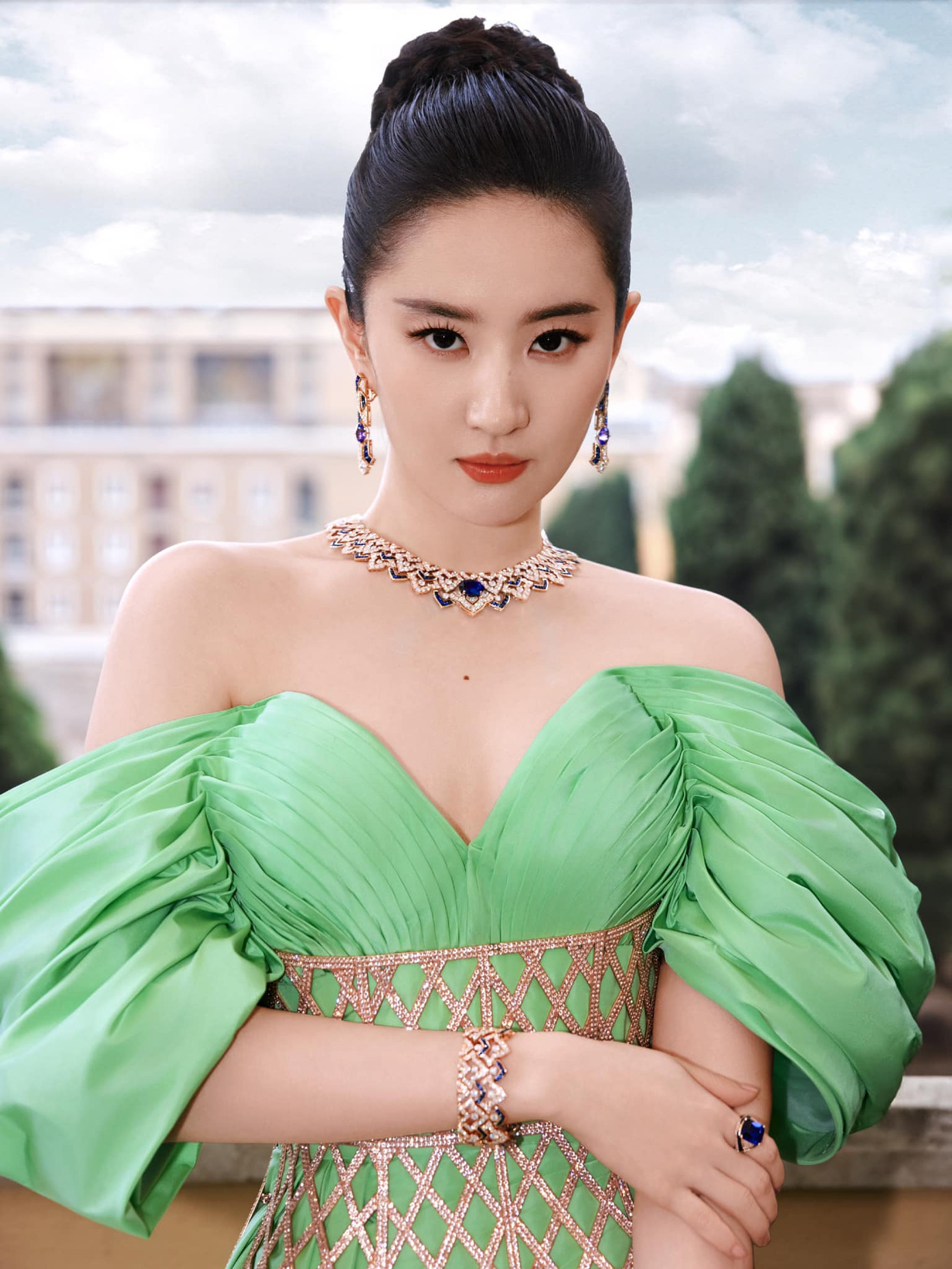 Những bức ảnh được chỉnh sửa, phần vai của Lưu Diệc Phi trông thanh mảnh hơn.