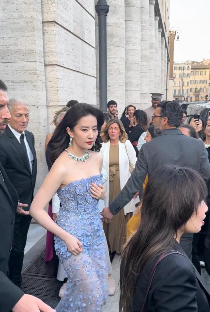 Lưu Diệc Phi sáng bừng khung hình với ảnh cắt từ video cam thường.