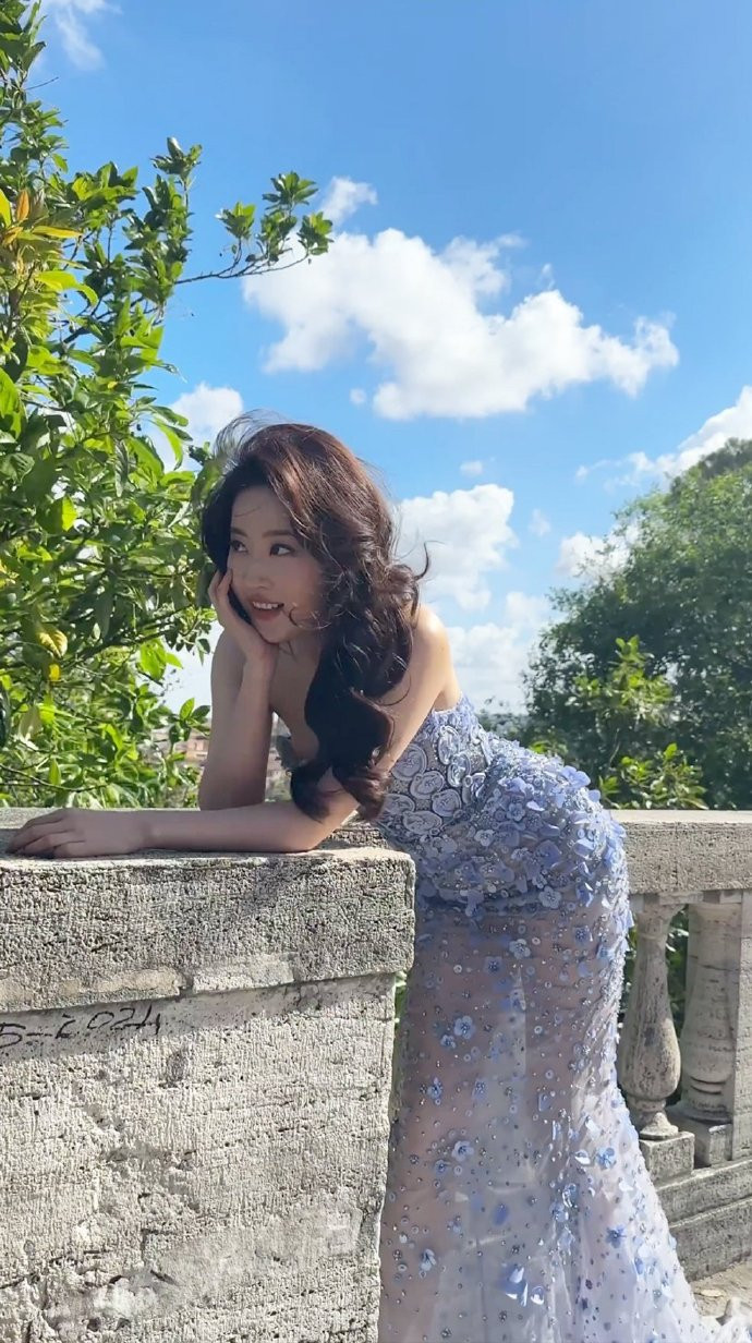 Ảnh cắt từ video hậu trường chụp hình đang gây sốt của Lưu Diệc Phi.