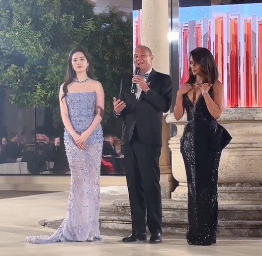 Lưu Diệc Phi sáng bừng khung hình với ảnh cắt từ video cam thường.