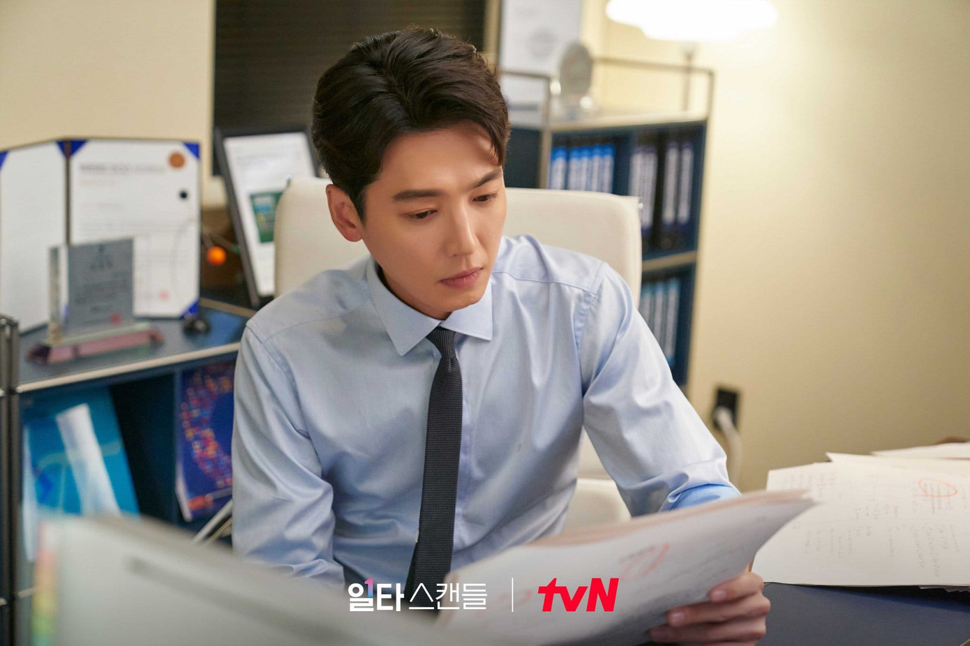 Không phải kiểu người &quot;bán mạng vì tiền&quot; như nhiều người vẫn nghĩ, Choi Chi Yeol là người thầy chính trực, tâm huyết và mang nhiều trăn trở với nghề cùng nỗi đau quá khứ.