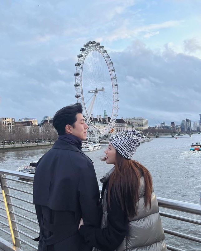 Nửa đêm 9/1/2023, Baifern Pimchanok và Nine Naphat cùng nhau đăng loạt ảnh sánh đôi bên nhau tại London. Mạng xã hội "dậy sóng" vì đây là ảnh bên nhau đầu tiên mà cả hai đăng tải.