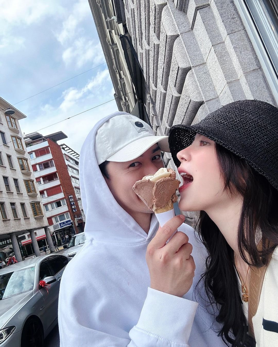 Baifern và Nine thường xuyên chia sẻ những hình ảnh ngọt ngào tới đáng yêu, nhí nhố về nhau trên trang cá nhân.