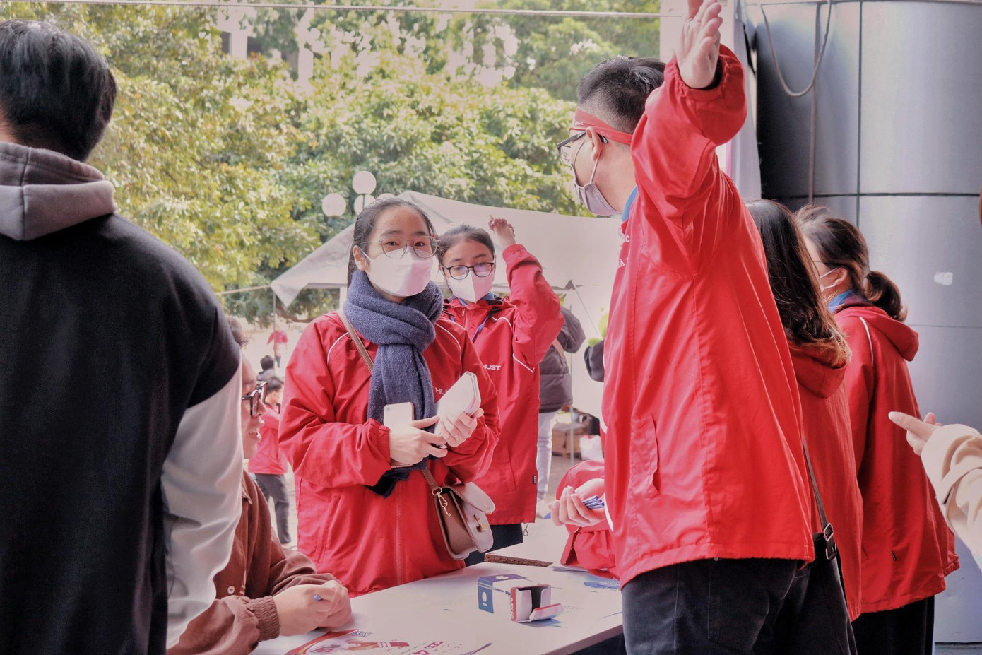 Sắc đỏ màu áo đồng phục của sinh viên Bách khoa làm không khí ngày khai mạc Chủ nhật Đỏ 2023 thêm rực rỡ.