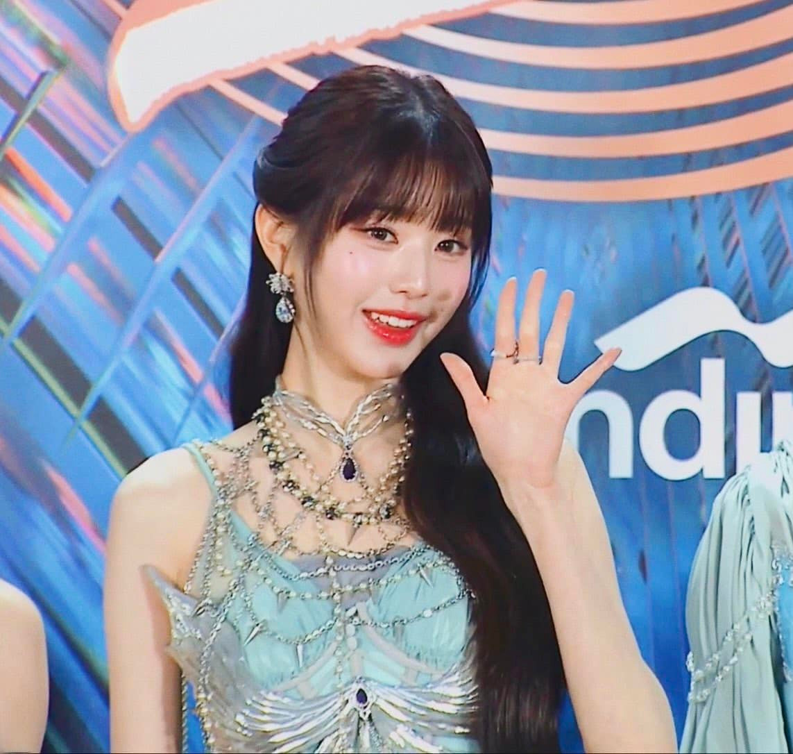 Wonyoung tiếp tục khiến cư dân mạng phải náo loạn với nhan sắc của cô.