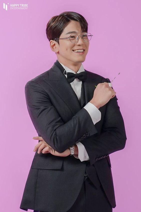 Anh nhận được nhiều lời khen bởi vẻ ngoài bảnh bao xen lẫn ngọt ngào. Anh nhận được nhiều lời khen bởi vẻ ngoài bảnh bao xen lẫn ngọt ngào.