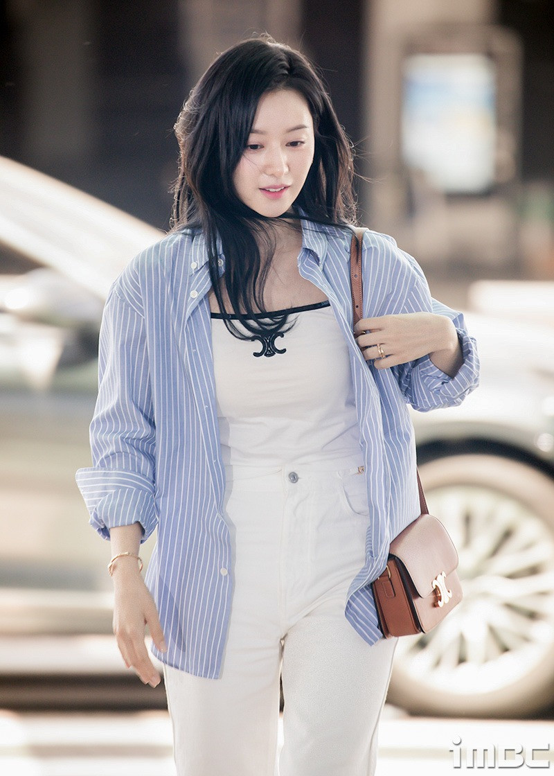 Kim Ji Won diện trang phục đơn giản nhưng thanh lịch, xinh đẹp tại sân bay.