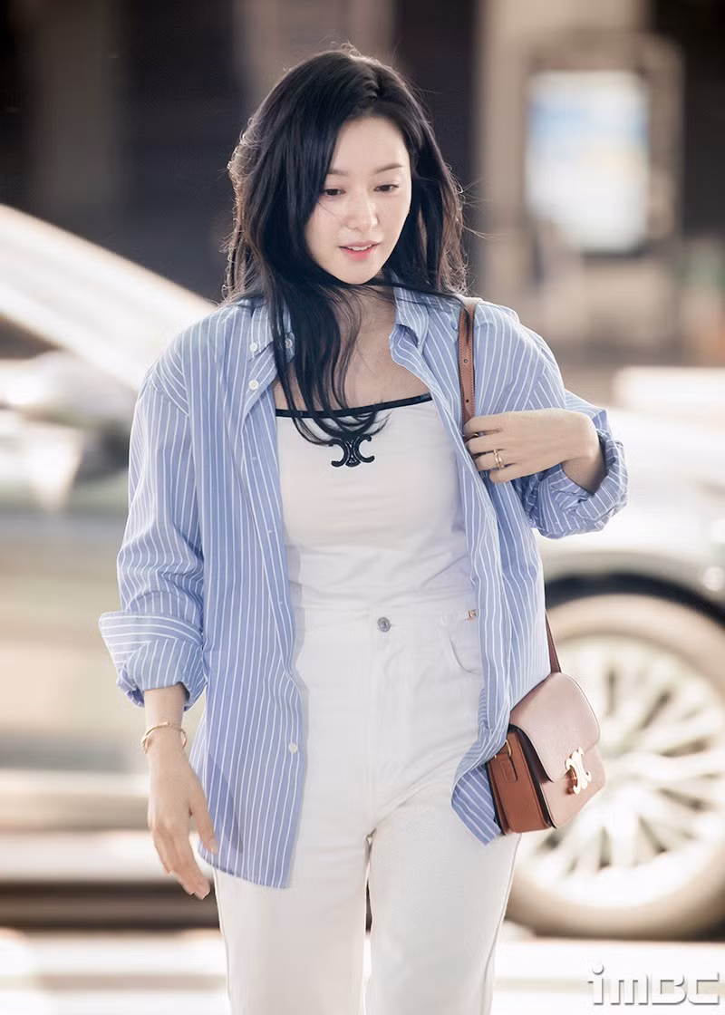 Kim Ji Won diện trang phục đơn giản nhưng thanh lịch, xinh đẹp tại sân bay.