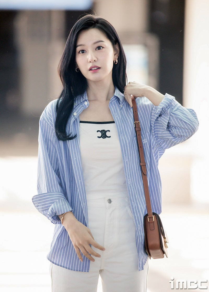 Kim Ji Won diện trang phục đơn giản nhưng thanh lịch, xinh đẹp tại sân bay.