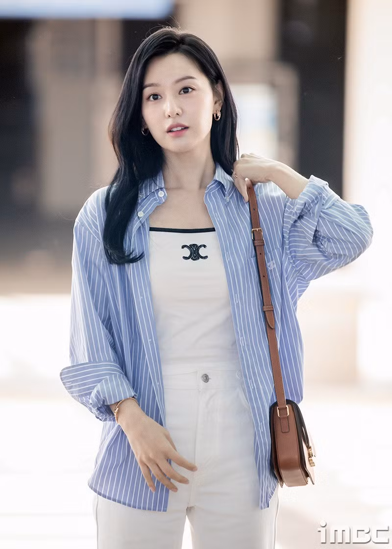 Kim Ji Won diện trang phục đơn giản nhưng thanh lịch, xinh đẹp tại sân bay.