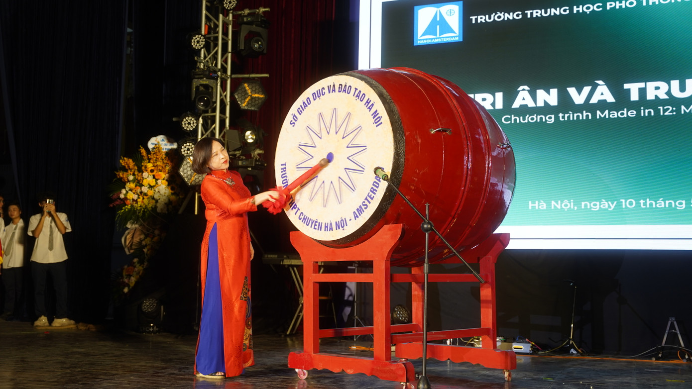 Cô Dương Tú Anh - Phó Hiệu trưởng nhà trường phát biểu và đánh trống bế giảng khóa học 2021 - 2024.