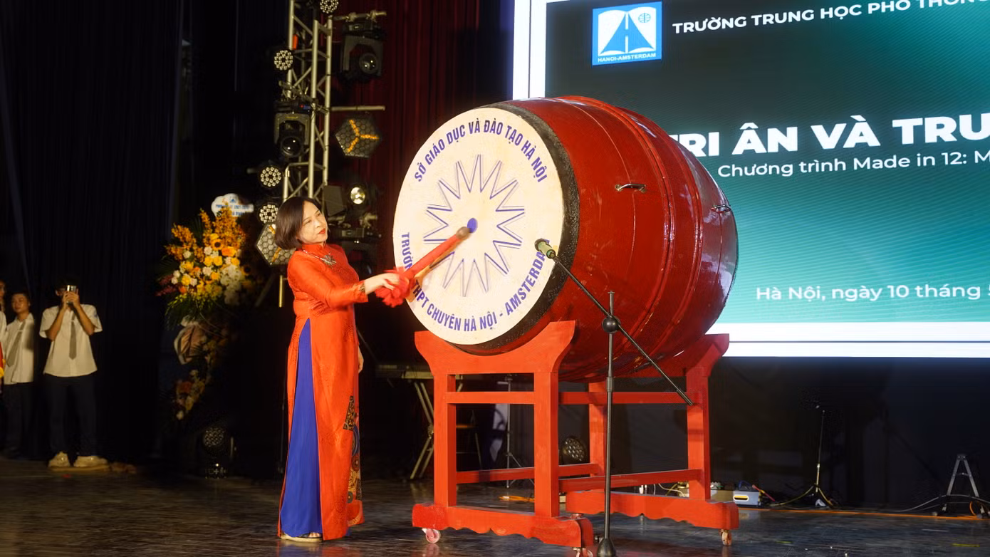 Cô Dương Tú Anh - Phó Hiệu trưởng nhà trường phát biểu và đánh trống bế giảng khóa học 2021 - 2024.
