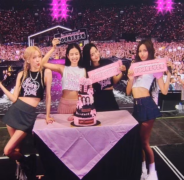 BLACKPINK đã cùng BLINK thổi nến muộn, mừng sinh nhật 7 năm tại sân vận động MetLife.