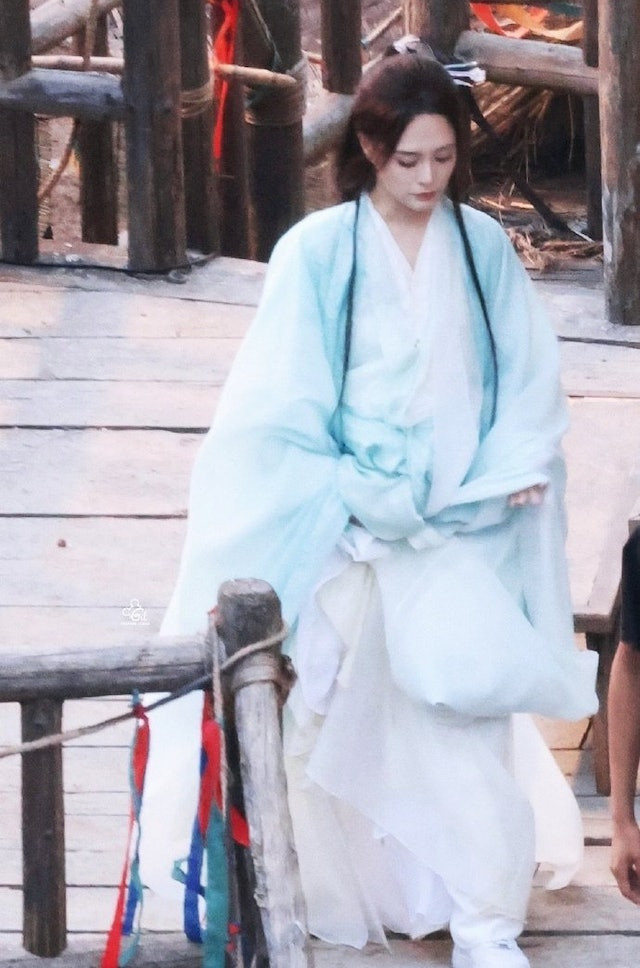 Bức ảnh gốc là Chung Hân Đồng ghi hình cho bộ phim Vĩnh Dạ Tinh Hà.