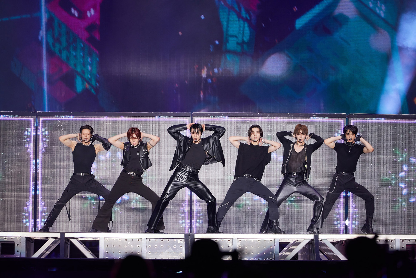 Toàn bộ unit của NCT: NCT U, NCT 127, NCT DREAM, WayV đều có phần biểu diễn ấn tượng, bên cạnh các màn trình diễn toàn đội hình. Toàn bộ unit của NCT: NCT U, NCT 127, NCT DREAM, WayV đều có phần biểu diễn ấn tượng, bên cạnh các màn trình diễn toàn đội hình.