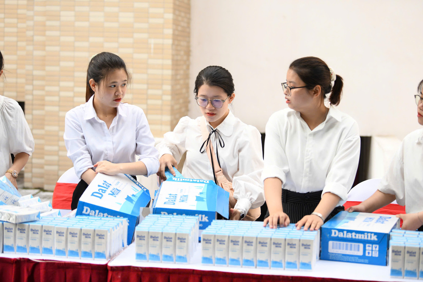 Hơn 600 thí sinh có mặt từ sớm, khí thế hừng hực, tâm thế tự tin trước khi vào phòng thi. - Ảnh: Mạnh Thắng