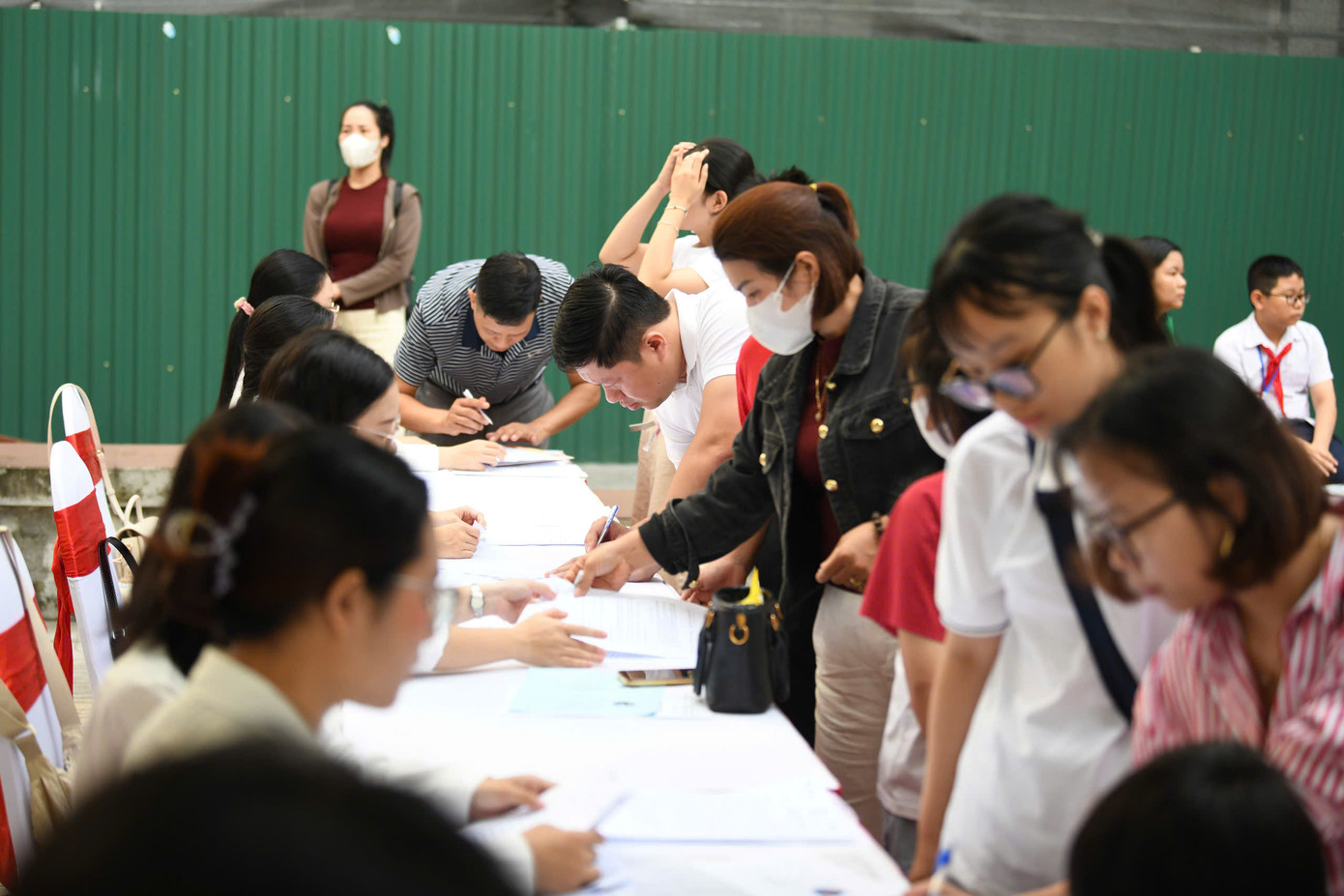 Hơn 600 thí sinh có mặt từ sớm, khí thế hừng hực, tâm thế tự tin trước khi vào phòng thi. - Ảnh: Mạnh Thắng