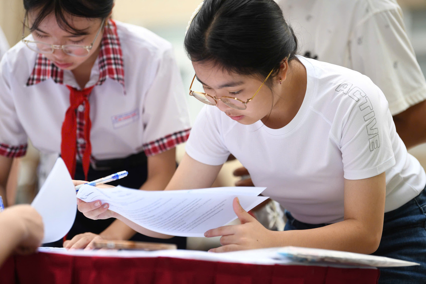 Hơn 600 thí sinh có mặt từ sớm, khí thế hừng hực, tâm thế tự tin trước khi vào phòng thi. - Ảnh: Mạnh Thắng