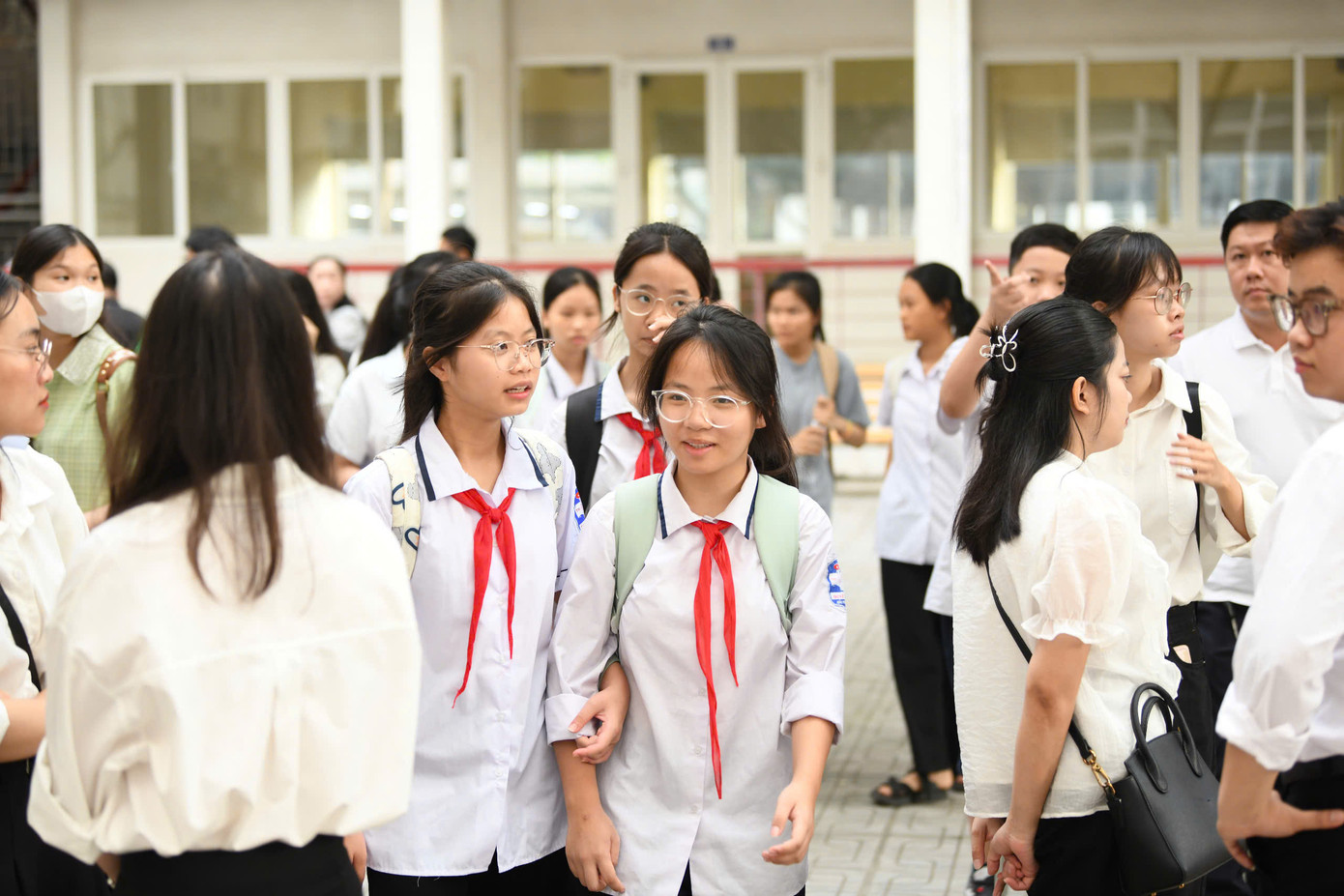 Hơn 600 thí sinh có mặt từ sớm, khí thế hừng hực, tâm thế tự tin trước khi vào phòng thi. - Ảnh: Mạnh Thắng