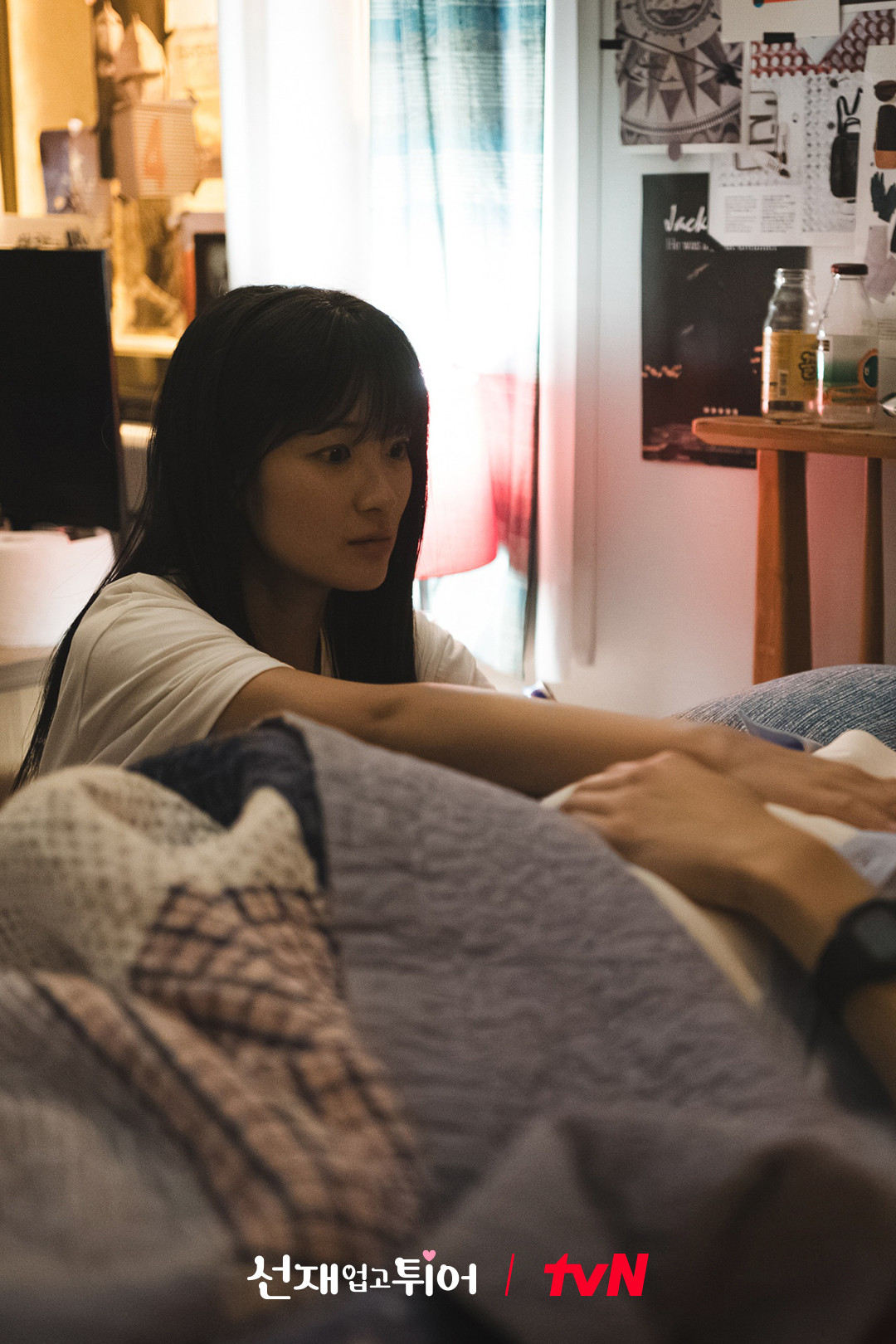 Ảnh still cut giới thiệu tập 6 của tvN cho thấy fangirl Im Sol lại sắp "núp gầm giường" thần tượng Sun Jae. Ảnh still cut giới thiệu tập 6 của tvN cho thấy fangirl Im Sol lại sắp "núp gầm giường" thần tượng Sun Jae.