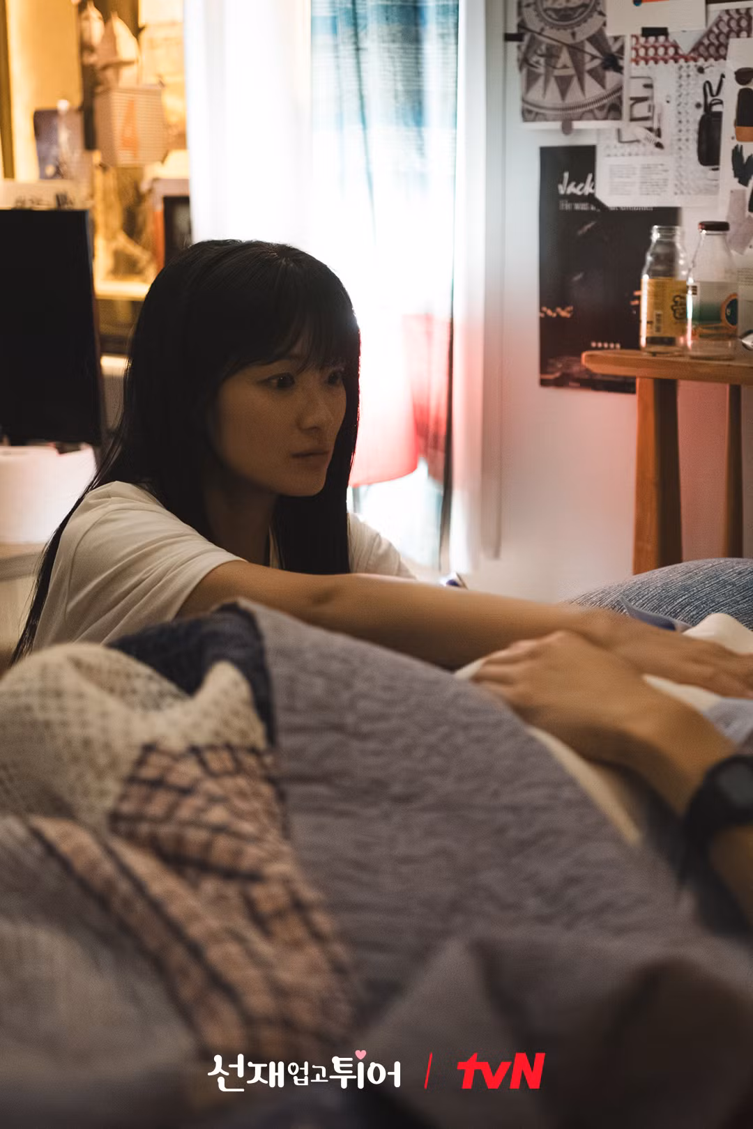 Ảnh still cut giới thiệu tập 6 của tvN cho thấy fangirl Im Sol lại sắp "núp gầm giường" thần tượng Sun Jae.