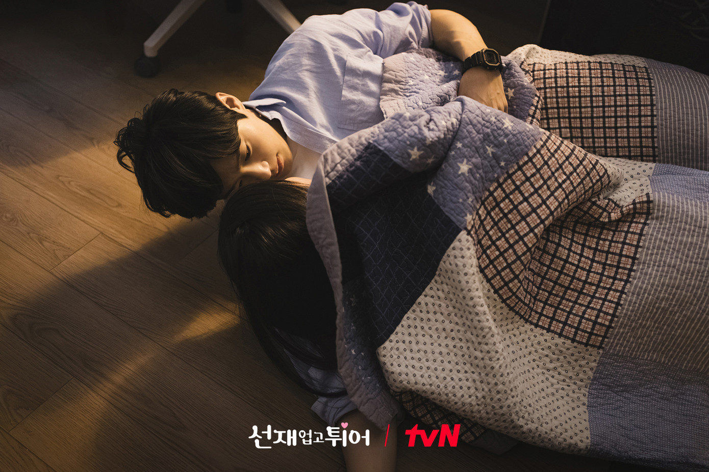 Ảnh still cut giới thiệu tập 6 của tvN cho thấy fangirl Im Sol lại sắp "núp gầm giường" thần tượng Sun Jae. Ảnh still cut giới thiệu tập 6 của tvN cho thấy fangirl Im Sol lại sắp "núp gầm giường" thần tượng Sun Jae.