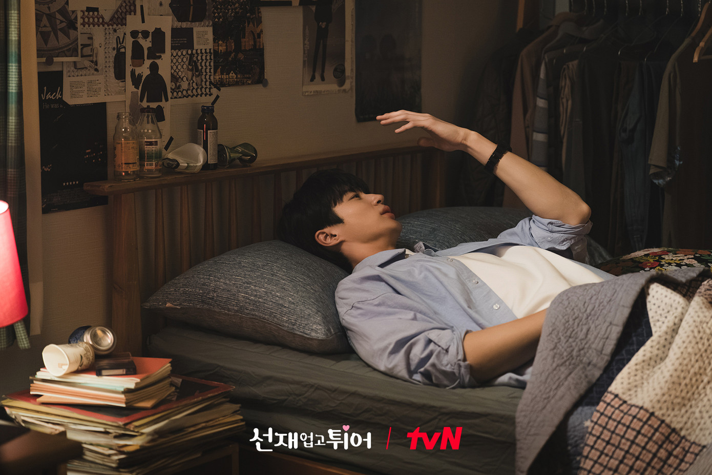 Ảnh still cut giới thiệu tập 6 của tvN cho thấy fangirl Im Sol lại sắp "núp gầm giường" thần tượng Sun Jae. Ảnh still cut giới thiệu tập 6 của tvN cho thấy fangirl Im Sol lại sắp "núp gầm giường" thần tượng Sun Jae.