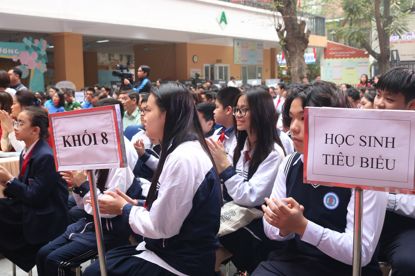 Teen trường THCS Ngô Sĩ Liên chăm chú theo dõi buổi lễ.