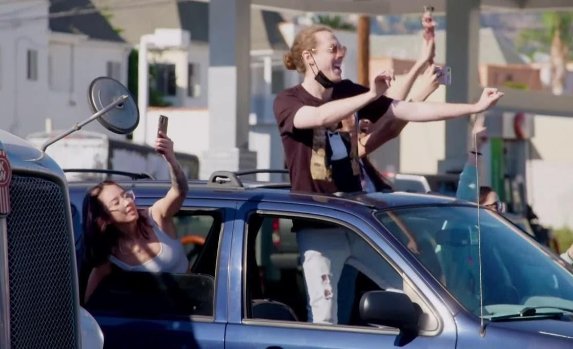 Những người tham gia giao thông phấn khích trước màn trình diễn của BTS.