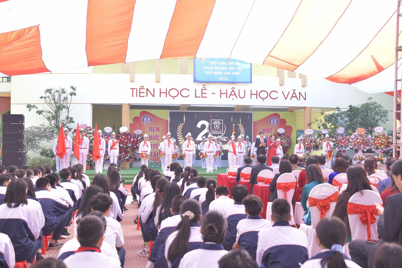 Các bạn học sinh có mặt từ sớm, ổn định vị trí trong ngày đặc biệt.