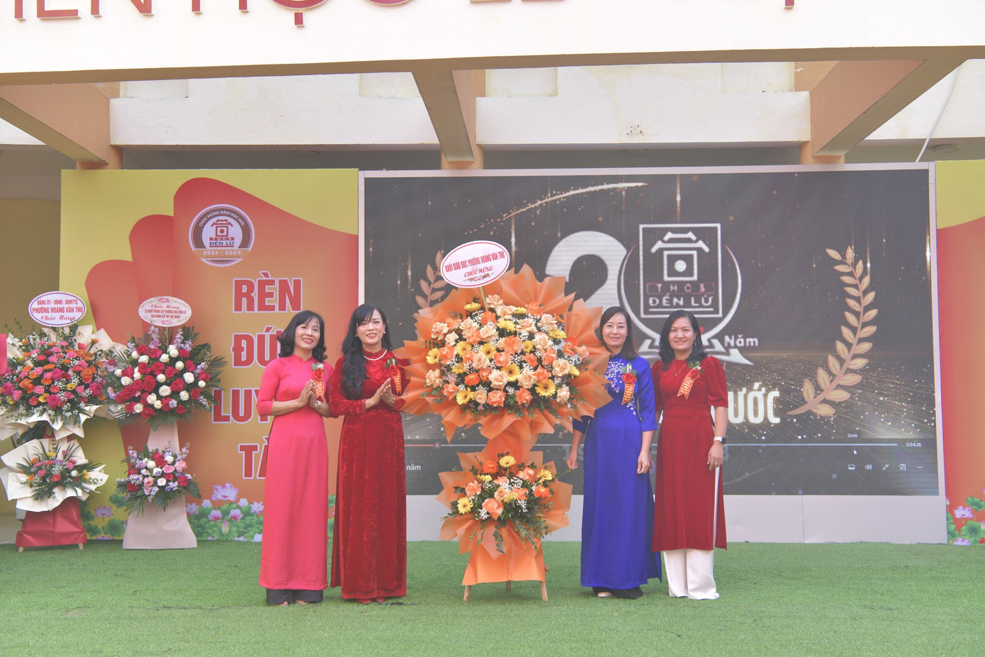 Các đại biểu, khách quý tặng hoa chúc mừng nhà trường.