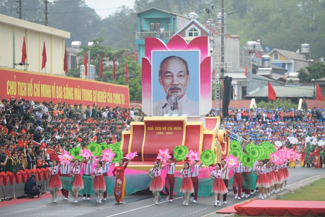 Bác Hồ - vị Lãnh tụ thiên tài, Người đã mở đường, chỉ lối và trực tiếp lãnh đạo cách mạng Việt Nam đi từ thắng lợi này đến thắng lợi khác, trong đó có chiến thắng Điện Biên Phủ.