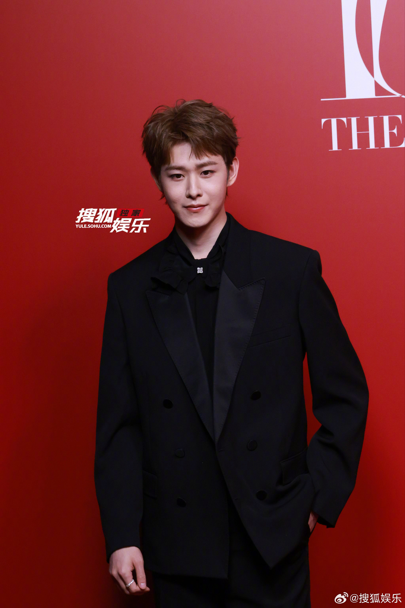 Trương Vân Long, Điền Gia Thụy đơn giản, lịch lãm trong suit đen.