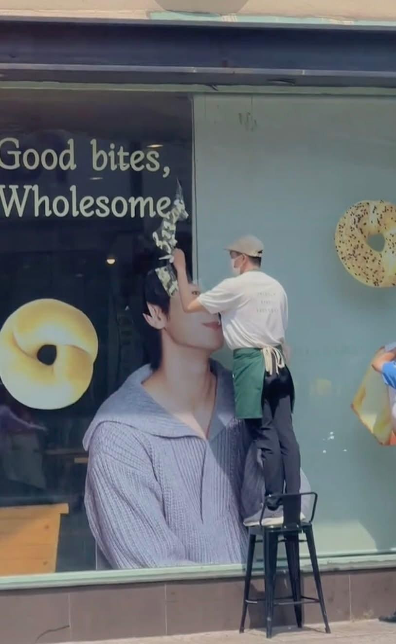 Hình ảnh gỡ poster tại Việt Nam của hãng bánh Tous les Jours cũng viral sang xứ Hàn. Hình ảnh gỡ poster tại Việt Nam của hãng bánh Tous les Jours cũng viral sang xứ Hàn.